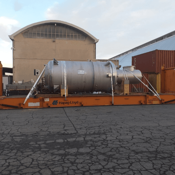 Contenitore metallico industriale trasportato su piattaforma arancione Hapag-Lloyd