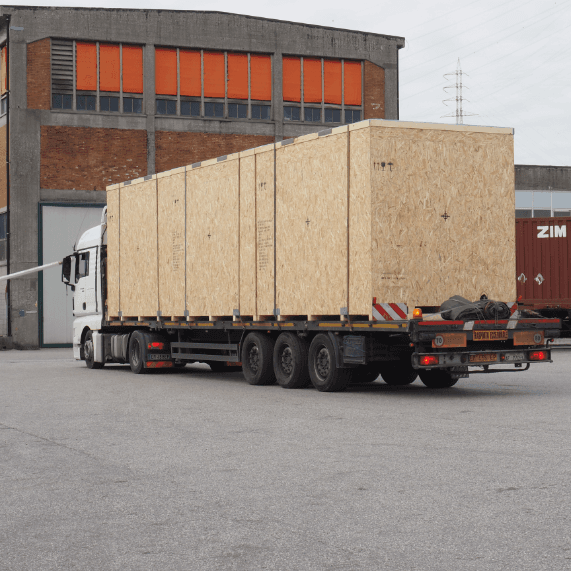 Camion che trasporta casse di legno in area industriale