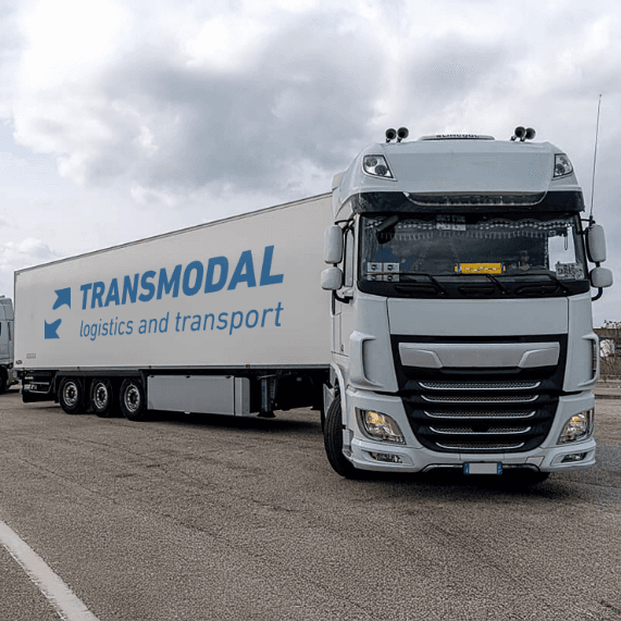 Autocarro bianco con semirimorchio della Transmodal logistica e trasporti